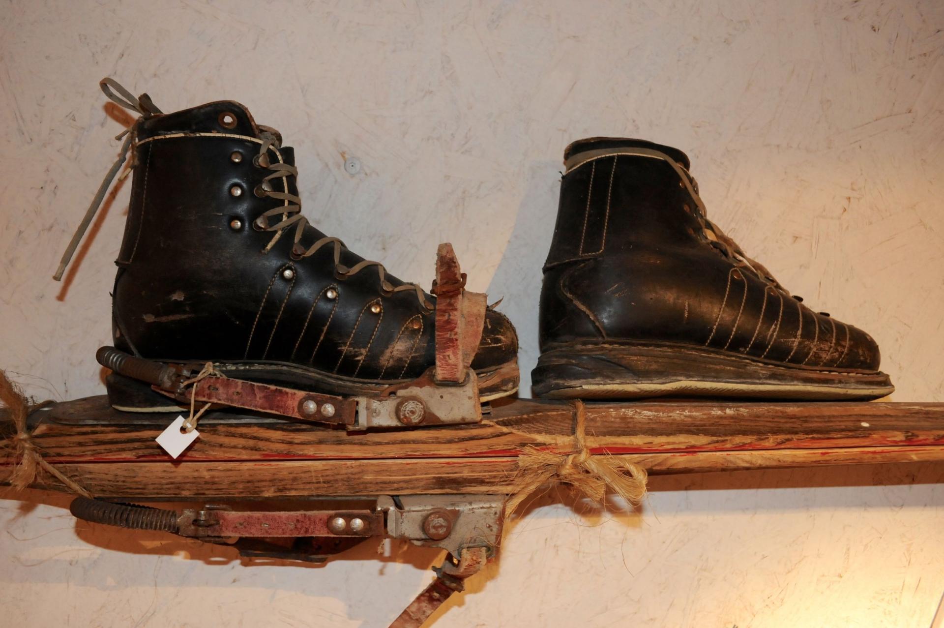 Chaussures de ski et lanières de fixation en cuir ...