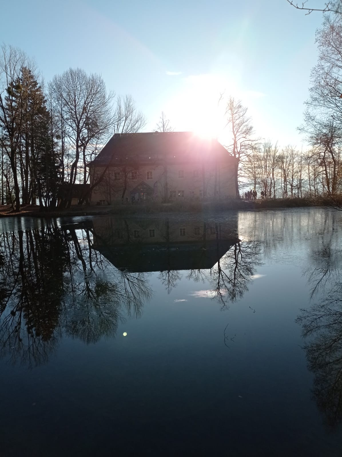 La maison du parc des Ecrins se réflète dans le lac de Charance